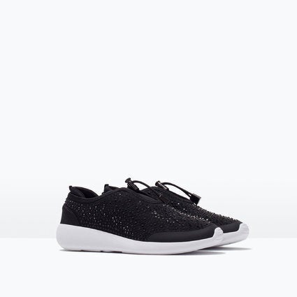 can you wash black and white shoes together