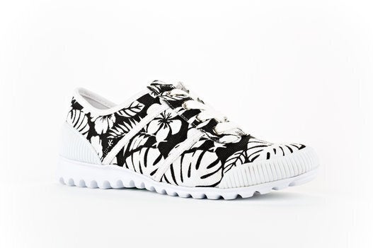can you wash black and white shoes together