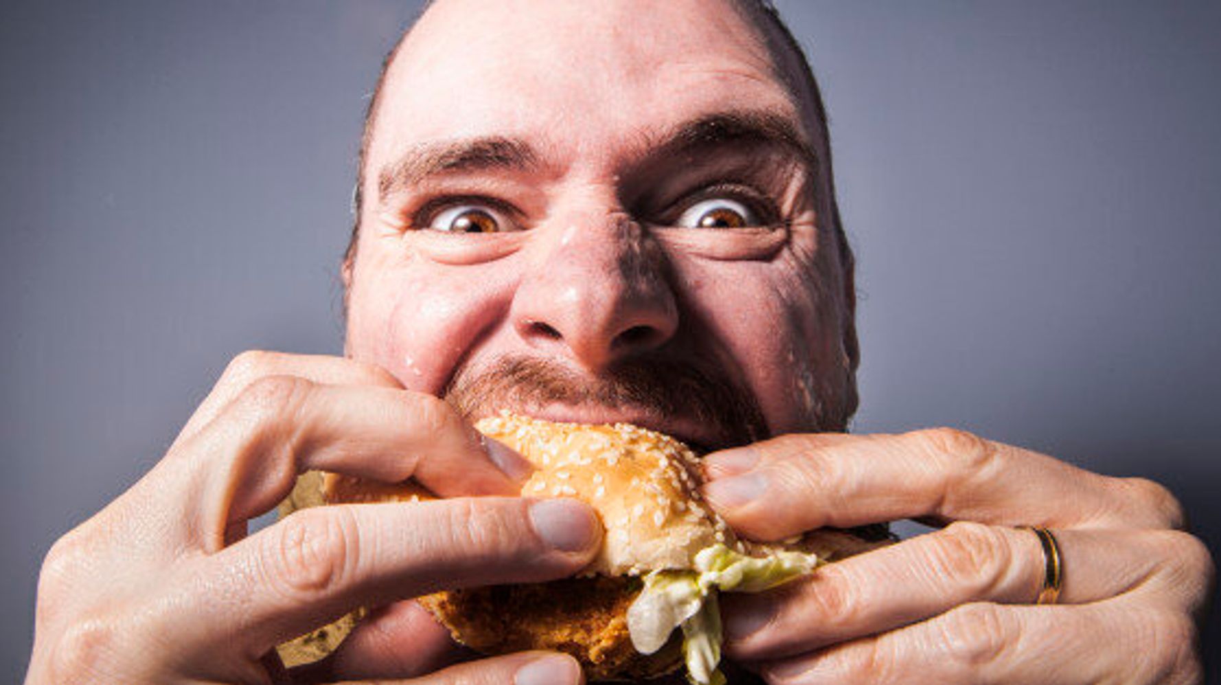 Голодный возраст. Человек с едой. Мужчина ест. Фото человека с едой. Человек жует.