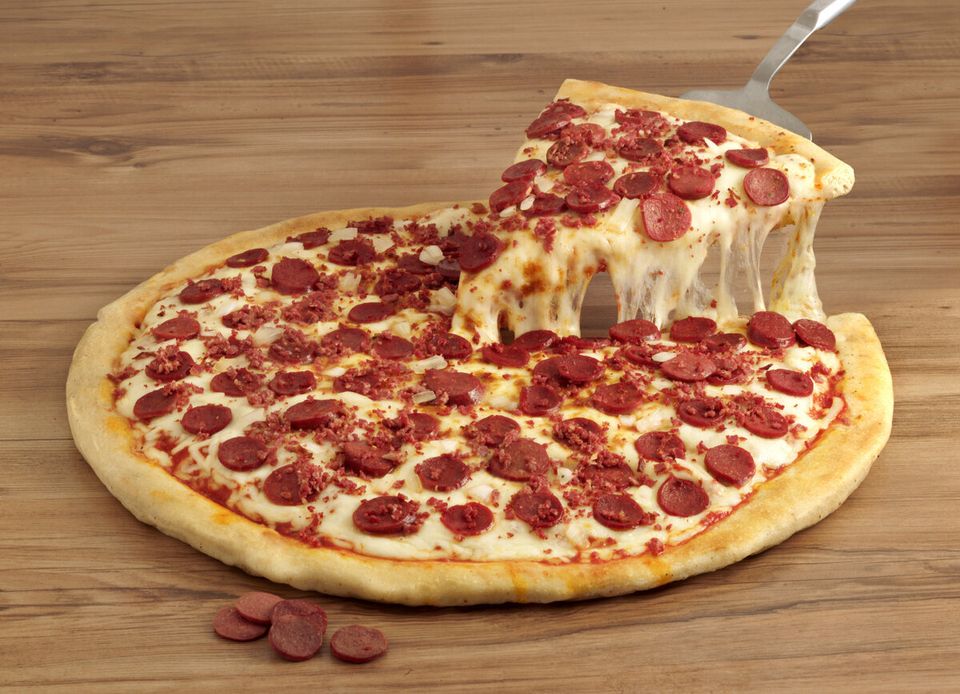 <strong>Slice of Pepperoni Pizza</strong>: 290 calories