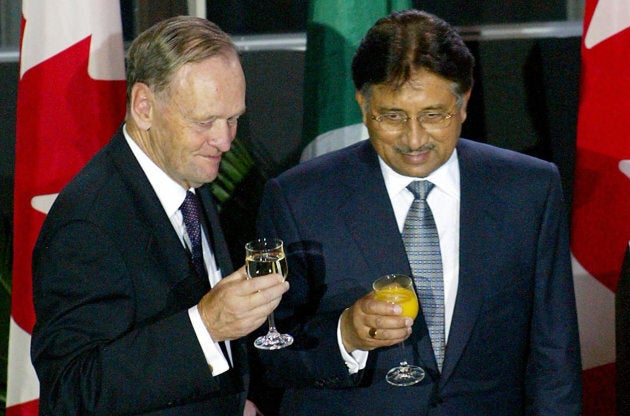 Former Canadian Prime Minister Jean Chretien (L) shares a toast with Pakistan President Pervez Musharraf during a state dinner in Ottawa, Sept. 25, 2003.