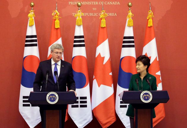 Canadian Prime Minister Stephen Harper (L) answers questions from reporters as South Korean President Park Geun-hye listens during a joint news conference after their meeting at the presidential Blue House in Seoul, March 11, 2014. Canada and South Korea wrapped up talks on a long-delayed free trade deal which had stalled for years amid squabbles over exports of autos and beef.