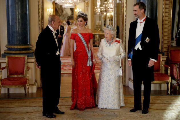 Britain's Queen Elizabeth II, her husband Prince Philip, Spain's King Felipe and his wife Queen Letizia pose for a group photograph before a State Banquet at Buckingham Palace in London, Wednesday, July 12, 2017. REUTERS/Matt Dunham/Pool