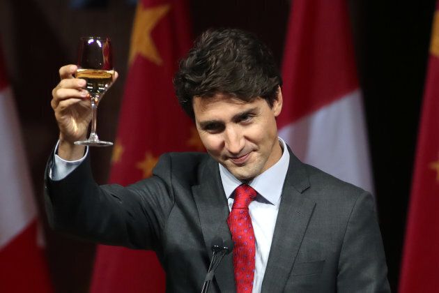 Canadian Prime Minister Justin Trudeau toasts during the State dinner with Chinese Premier Li Keqiang at the Museum of History in Gatineau, Quebec, Sept. 22, 2016.