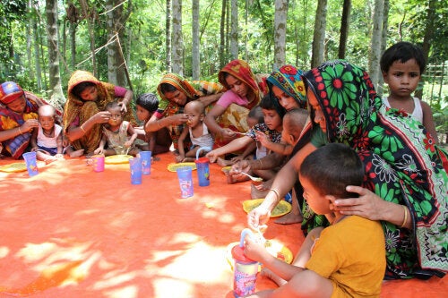 Women in Bangladesh learn about the importance of exclusive breastfeeding for infants under six months, and healthy diets for toddlers and children.