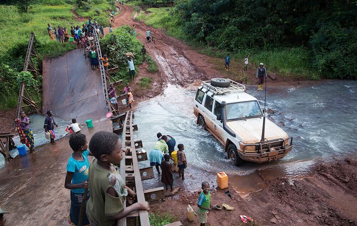 Broken bridges, muddy roads and a mobile population of displaced people in need; these are just some of the challenges that UNICEF and its partners face in responding to the Kasai crisis. A UNICEF vehicle fords a stream next to the rusted remains of a bridge as families collect water for their daily needs.