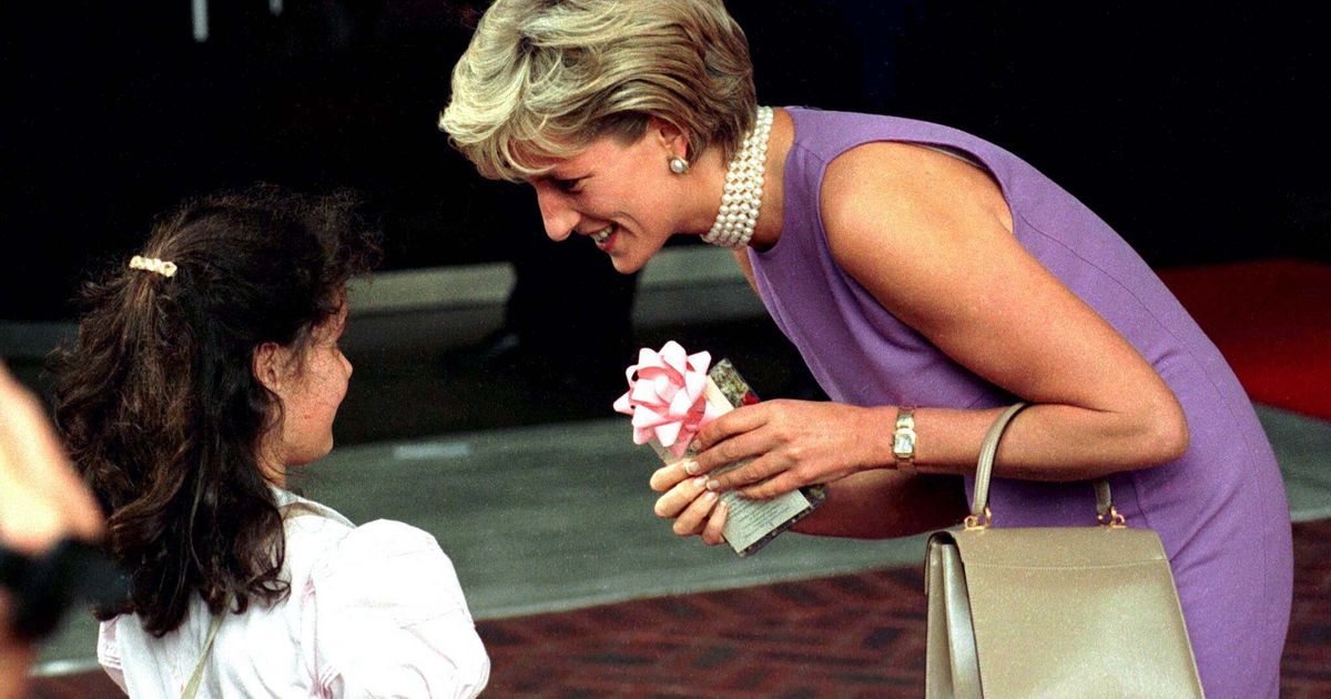 The Reason Princess Diana Didn't Wear Gloves Will Make You Emotional ...