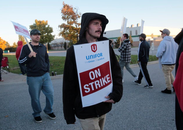 Unifor Local 444 union members picket outside the Integram (Magna) Seating plant after voting to reject a tentative agreement in Tecumseh, Ont., Nov. 6, 2016.