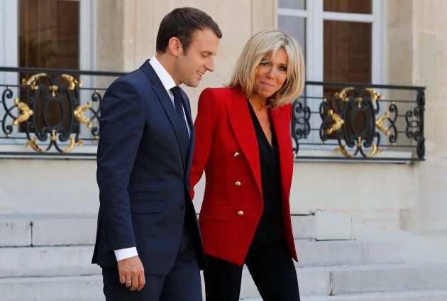 French President Emmanuel Macron (L) and wife wife Brigitte Macron (R) leave the Elysee Palace on July 6, 2017. / AFP PHOTO / FRANCOIS GUILLOT (Photo credit should read FRANCOIS GUILLOT/AFP/Getty Images)