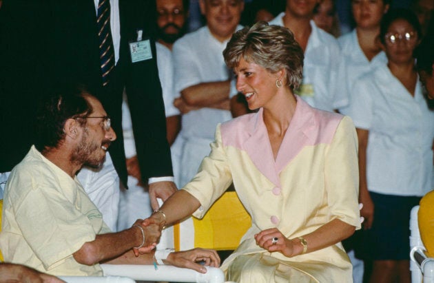 Diana, Princess of Wales visiting patients suffering from AIDS at the Hospital Universidade in Rio de Janeiro, Brazil, 25th April 1991. (Photo by Tim Graham/Getty Images)