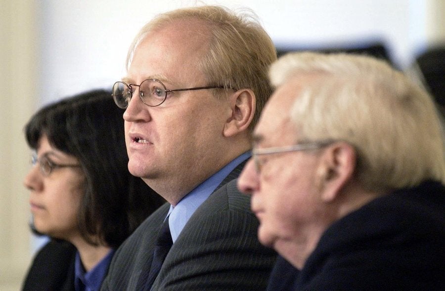 Douglas Elliott speaks at a press conference in Toronto on Nov. 27, 2001.