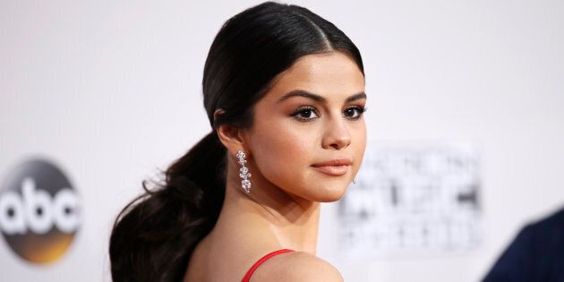 Selena Gomez arrives at the 2016 American Music Awards in Los Angeles, Nov. 20, 2016. (REUTERS/Danny Moloshok)