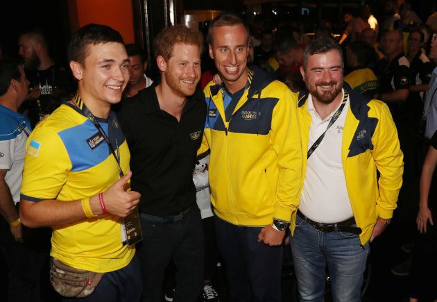 Prince Harry poses with competitors from Ukraine at the CN Tower in Toronto, September 26, 2017. (REUTERS/Fred Thornhill)