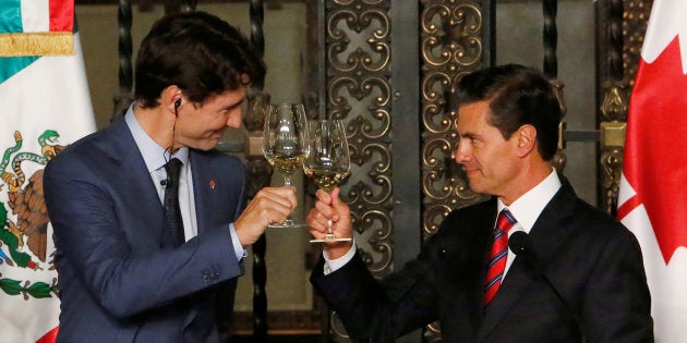 Canada's Prime Minister Justin Trudeau and Mexico's President Enrique Pena Nieto make a toast during a dinner ceremony at the presidential palace in Mexico City, Mexico Oct. 12, 2017.
