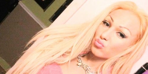 Bir yigit uy bekasining oyogini yalaydi