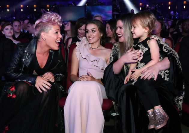 Pink meets Kelly Clarkson's daughter, River Rose, at the 2017 AMAs.