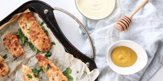 No matter your age, chicken fingers never get old. You might have seen me testing out some different versions in my Instagram stories and this week on the blog, I’ve got a recipe that will work for anyone — kids, adults and food allergies all considered!