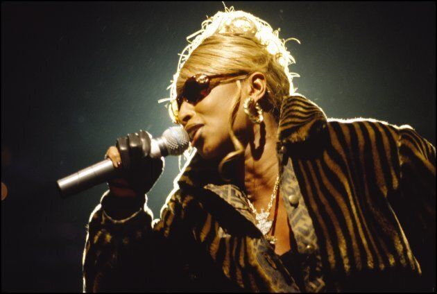 Mary J Blige performs onstage at Madison Square Garden, New York, on Oct. 5 1995.