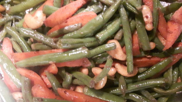 A typical dish I would make for my family dinners: stir-fried green beans, carrots and cashews.