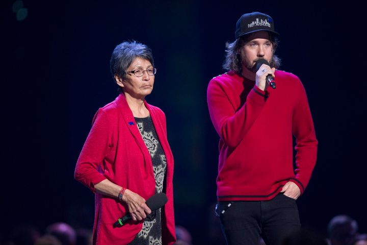 Pearl Wenjack and Kevin Drew give a tribute to the late Gord Downie at the 2018 Junos.
