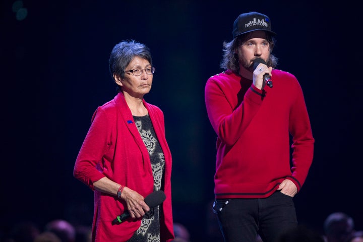 Pearl Wenjack and Kevin Drew give a tribute to the late Gord Downie at the 2018 Junos.