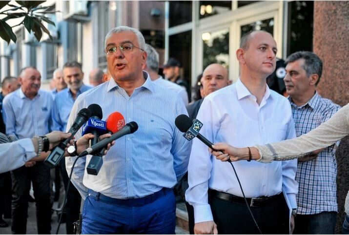 Οι ηγέτες της αντιπολίτευσης Άντρι Μάντιντζ και Μίλαν Κνέζεβιτς καταδικάστηκαν σε 5ετή φυλάκιση.