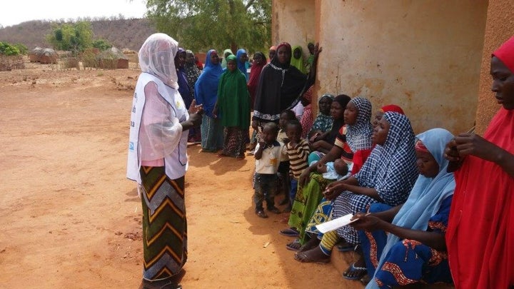 A community health worker in Niger speaks with a group of local women about the signs and symptoms of tuberculosis.