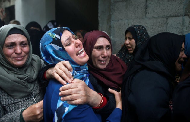 Relatives of Hamdan Abu Amshah, who was killed along Gaza's border with Israel, mourn during his funeral in Beit Hanoun, in the northern Gaza Strip on March 31, 2018.