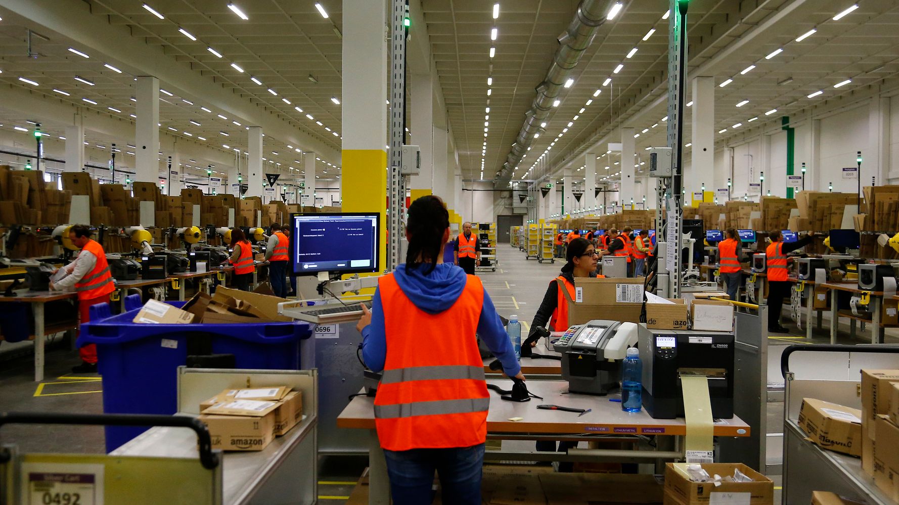 Amazon S Huge New Distribution Centre In Ottawa Will Mean 1 000 Jobs Reports Huffpost Canada Business