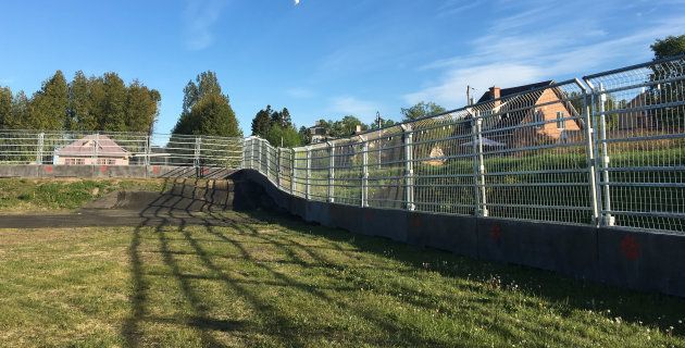 The RCMP-led integrated security force has erected a fence stretching 1.5 km around the Manoir Richelieu, a luxury hotel in the Pointe-au-Pic neighbourhood.