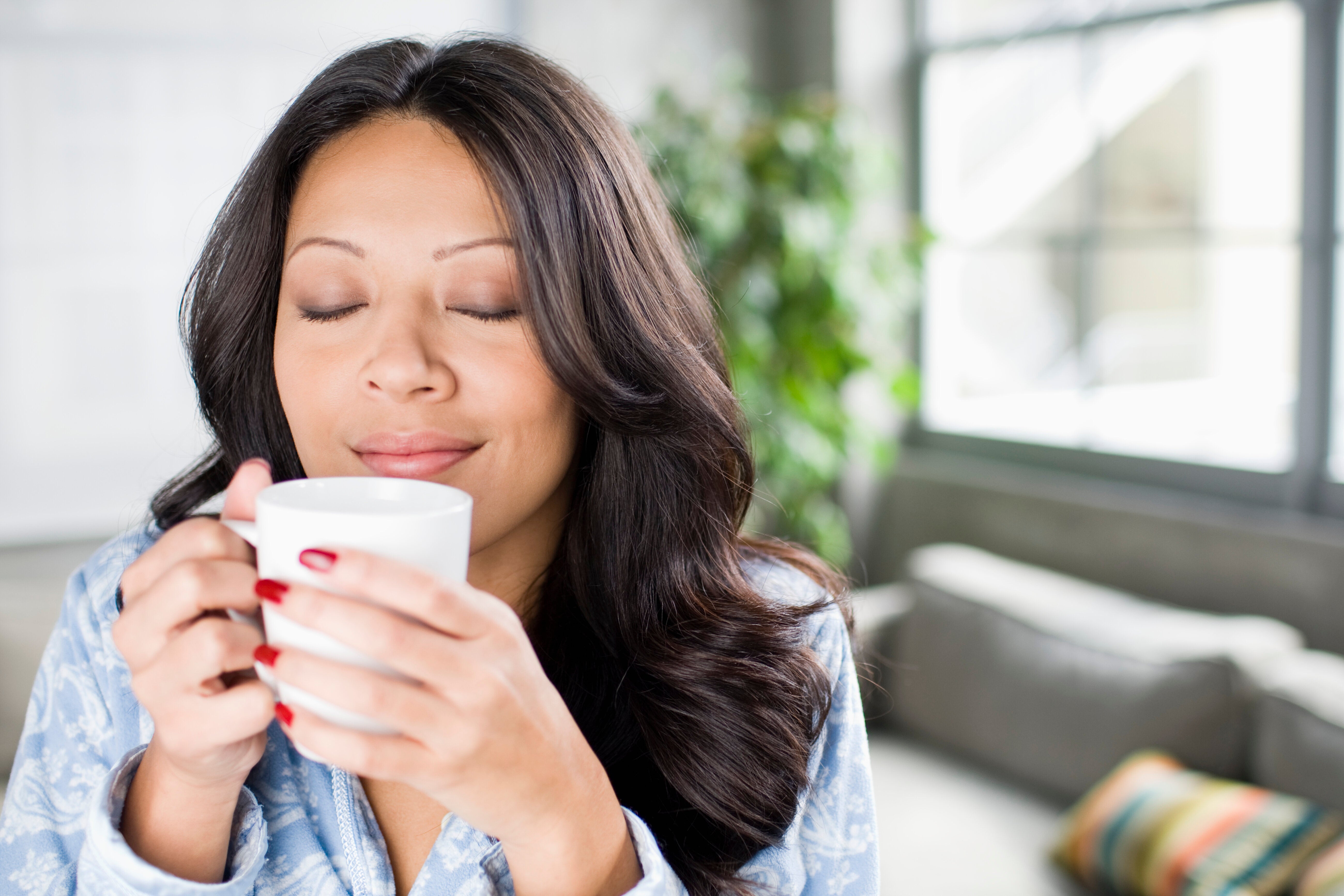 Реклама вина. I hope all is well. Go out with friends. Go well with. Women in purple jeans.