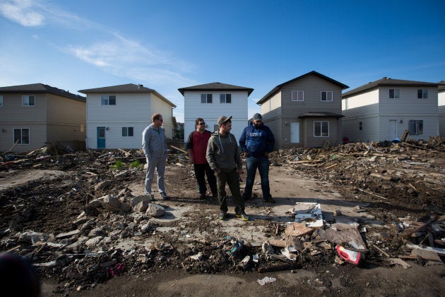 Residents look over the damage in Fort McMurray, Alta.