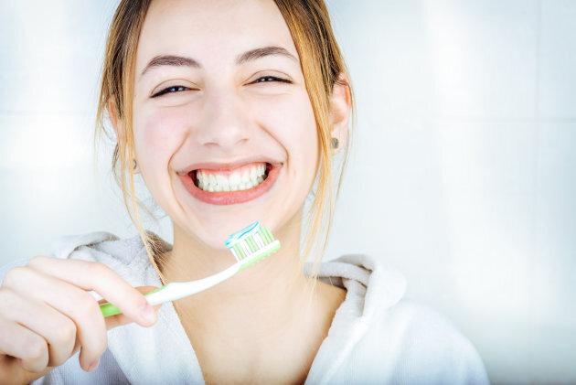 how does whitening toothpaste work