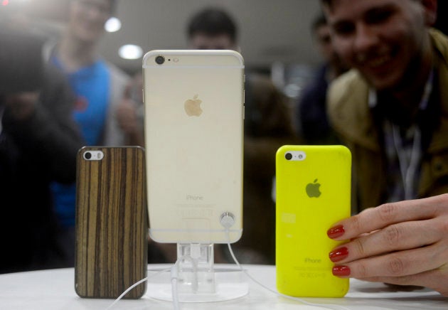 Customers compare the size of an iPhone 6 Plus and an iPhone 5S in Russia.