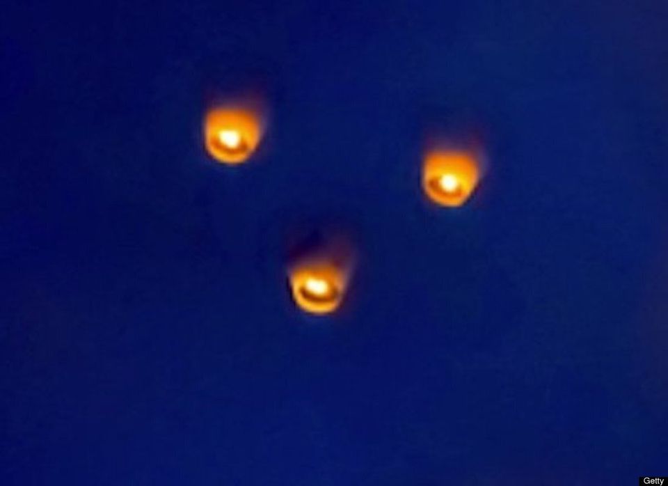 Sky Lanterns Mistaken For UFOs