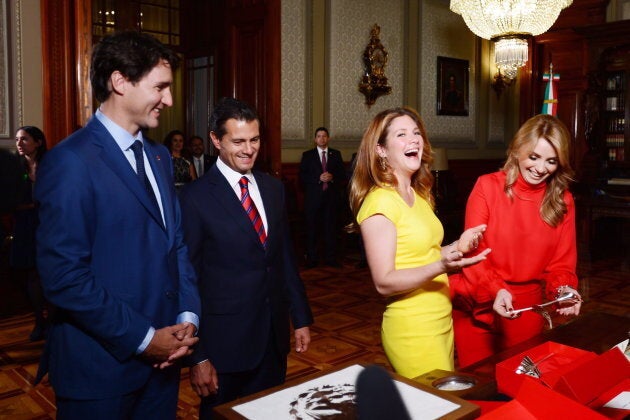 Prime Minister Justin Trudeau, left, and his wife Sophie Gregoire Trudeau, third from left, exchange gifts with Mexican President Enrique Pena Nieto, second from left, and his wife Angelica Rivera, right, at the Palacio Nacional in Mexico City on Oct. 12, 2017