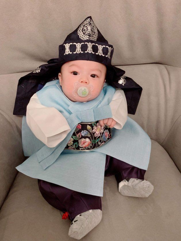 Elliot's traditional Korean robes, known as hanbok, turned heads on Twitter.