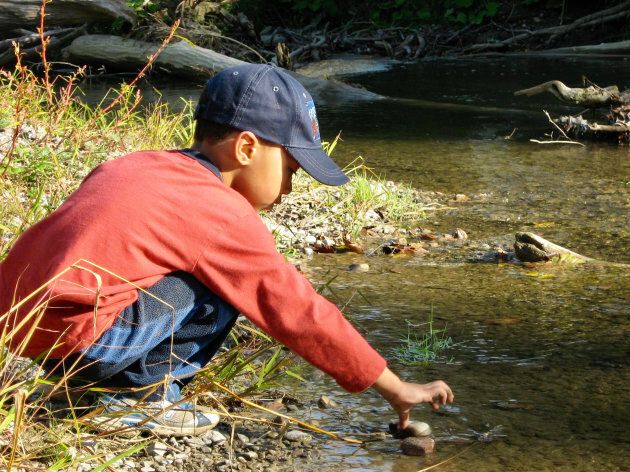 Play in nature allows kids to explore, dream and discover the world and themselves.