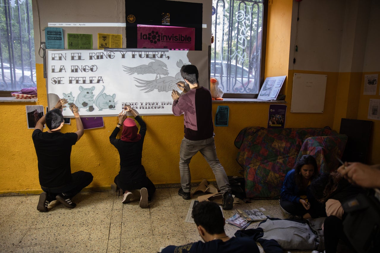 El grupo de boxeo prepara una pancarta en defensa del centro social.
