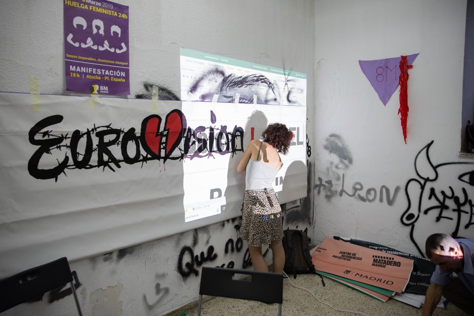 Un grupo de gente prepara pancartas en contra de la celebraci&oacute;n de Eurovisi&oacute;n en