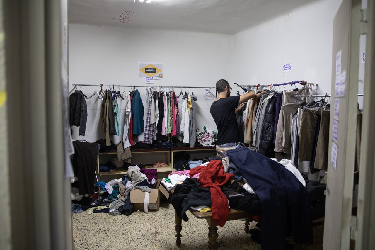 En la tienda gratis, cualquiera puede coger y dejar ropa si lo necesita.