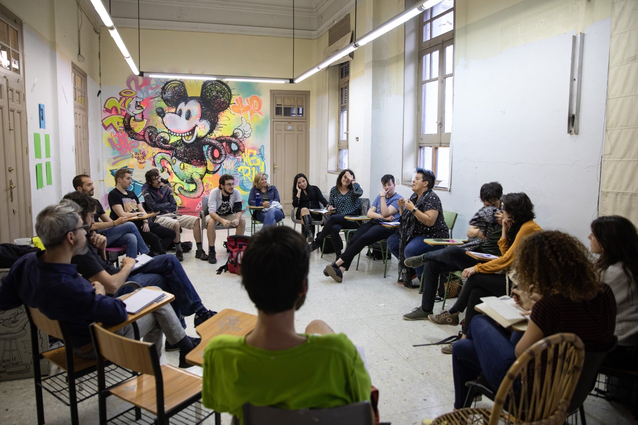 Un colectivo celebra una asamblea en la segunda planta del edificio.
