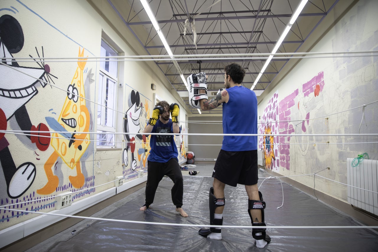 Así es el gimnasio donde se practica boxeo y muay thai en 'La Ingobernable'.