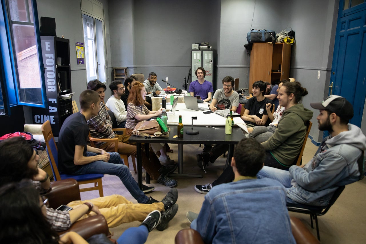 Otro colectivo celebra una reunión en otra de las habitaciones del edificio.