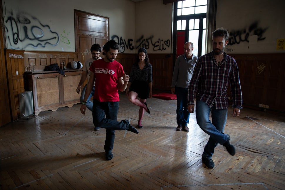 Un grupo practica un baile de