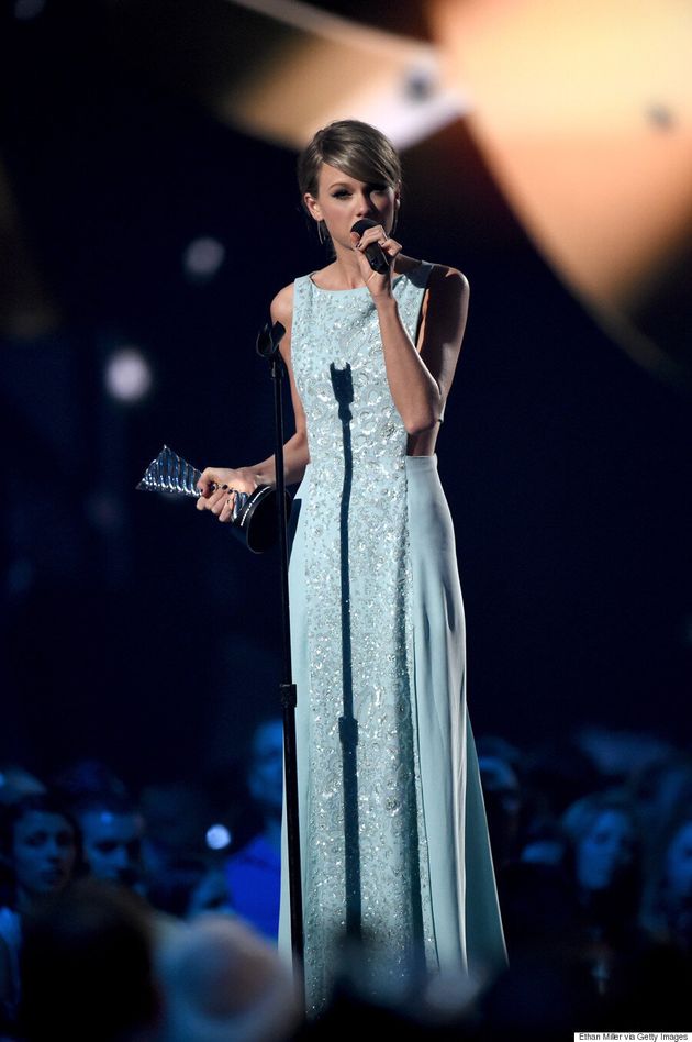 Taylor Swift S 15 Acm Awards Dress Is The Epitome Of Modern Elegance Huffpost Canada