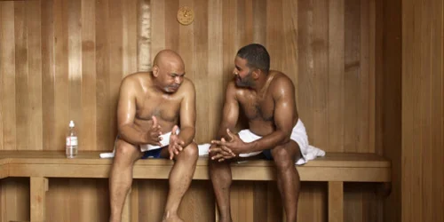 külotsiz yubka kiygan qiz