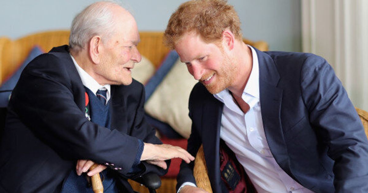 Prince Harry Scolded By 91 Year Old Veteran For Not Wearing A Tie Huffpost Style 