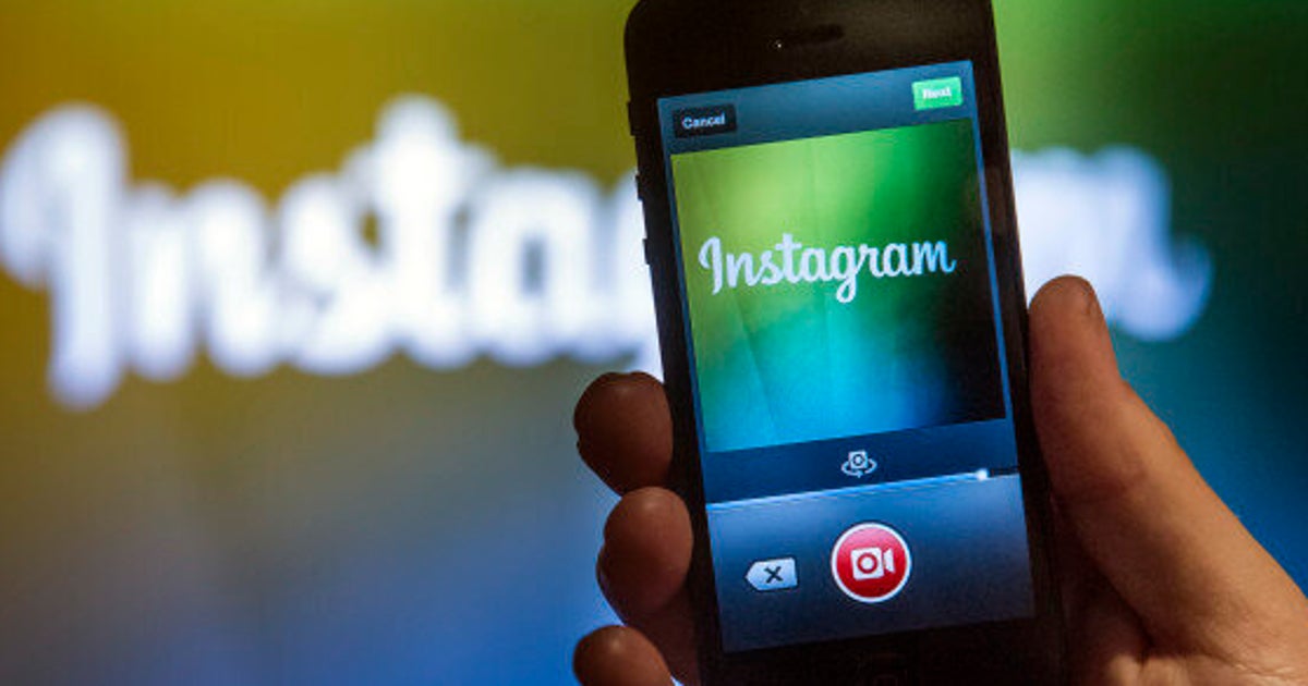 Instamuseum Turns Your Instagram Photos Into A VR Gallery | HuffPost Life