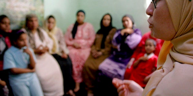 A counsellor talks to a group of women to try to convince them that they should not have FGM (Female Genital Mutilation) performed on their daughters in Minia, Egypt June 13, 2006. To match feature: HEALTH CIRCUMCISION/EGYPT. Picture taken June 13, 2006 REUTERS/Tara Todras-Whitehill (EGYPT)